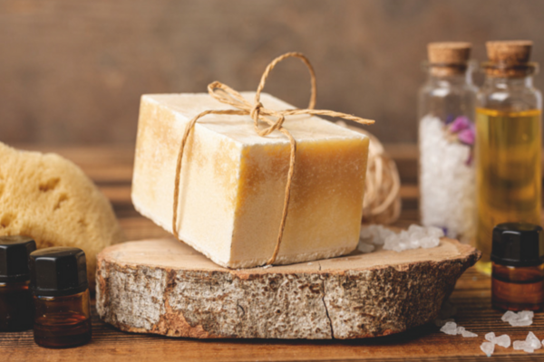 Gläser gefüllt mit Lebensmitteln