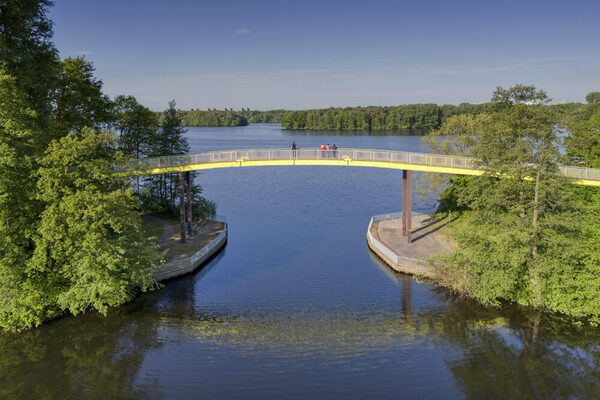 Ansicht auf die „gelben Brücke" zwischen Masurensee und Wolfssee in Duisburg