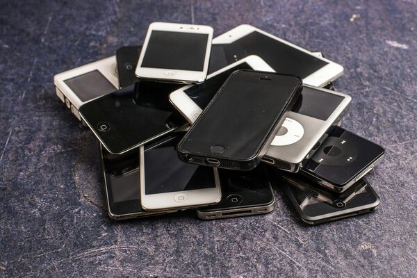 Stapel von alten Smartphones