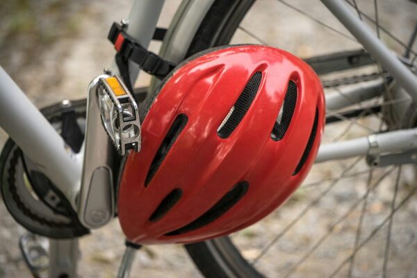 Bildausschnitt von einem Fahrrad mit rotem Helm