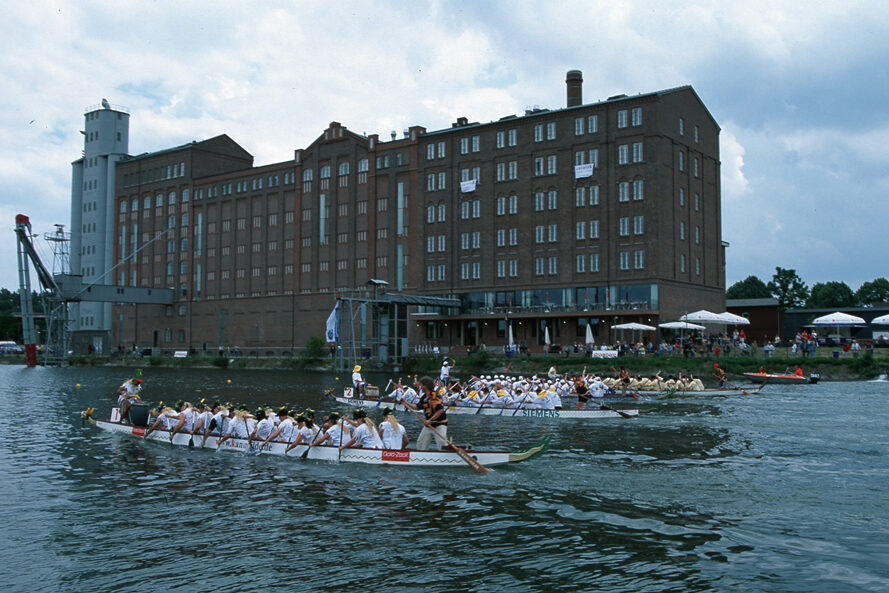 Drabon boat racing in the harbour basin