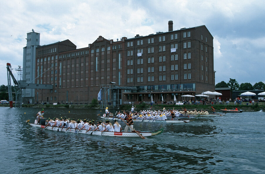 Drabon boat racing in the harbour basin