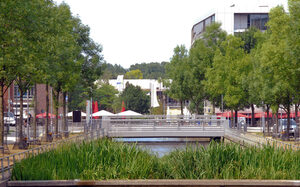 Kleine stadsgracht vlakbij de belangrijkste waterweg