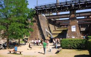 Speelterrein met gigantische tunnelglijbaan