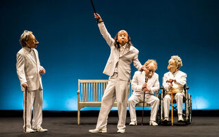 FAMILIE FLÖZ, bezetting: Björn Leese, Benjamin Reber, Hajo Schüler, Michael Vogel