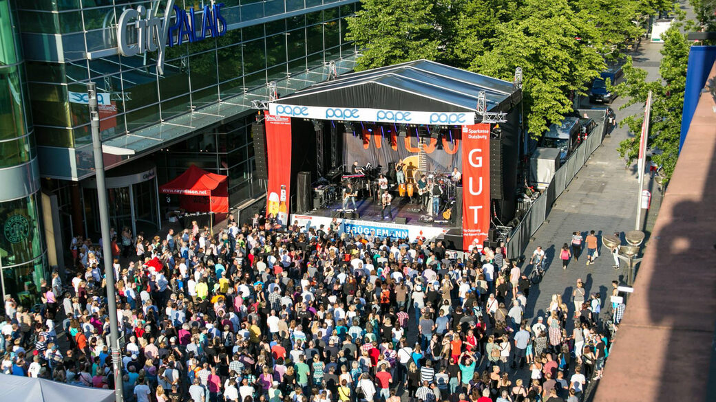 Podium op het stadsfeest in de Königstraße