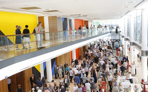 Mensen in de onderste en bovenste foyer van de grote hal van de Mercatorhalle