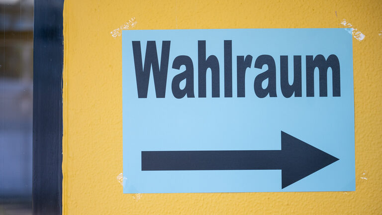 im Wahllokal zur Europawahl in der Lise-Meitner-Gesamtschule
