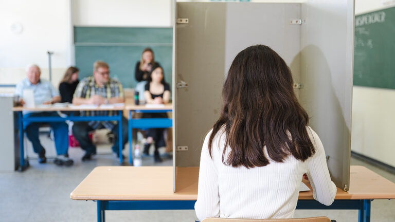 im Wahllokal zur Europawahl in der Lise-Meitner-Gesamtschule