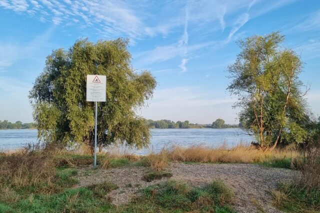 Warnschilder am Rhein