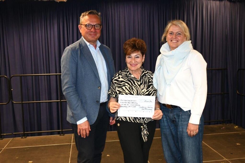 Jörg Mascherrek und Miriam Rakowski (rechts) übergaben Kiebitz-Geschäftsführerin Müjgan Bayur den Scheck.