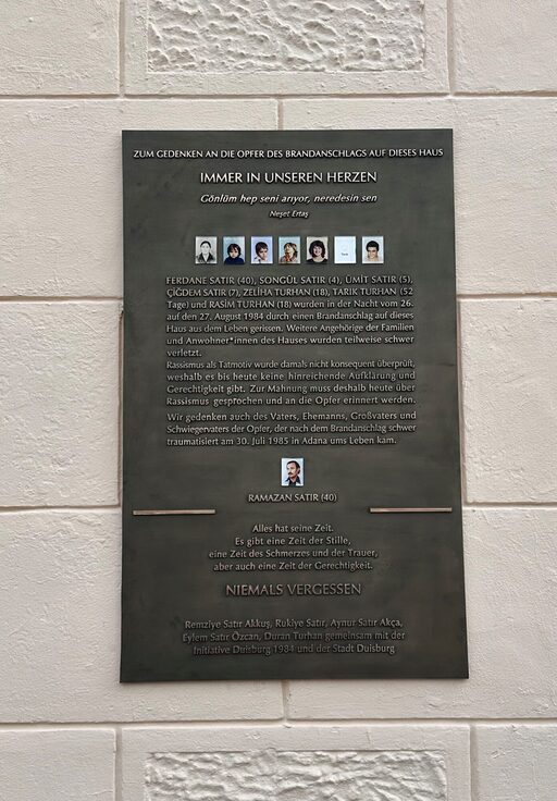 Gedenktafel an der Wanheimerstraße 301, aufgelistet sind die Namen der Opfer, zu sehen zudem je ein kleines Bild der Opfer