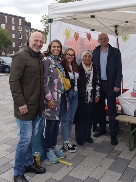Oberbürgermeister Sören Link gemeinsam mit Mitarbeitenden vom Kommunalen Integrationszentrum Duisburg, Hochfelder Talentfest 2024
