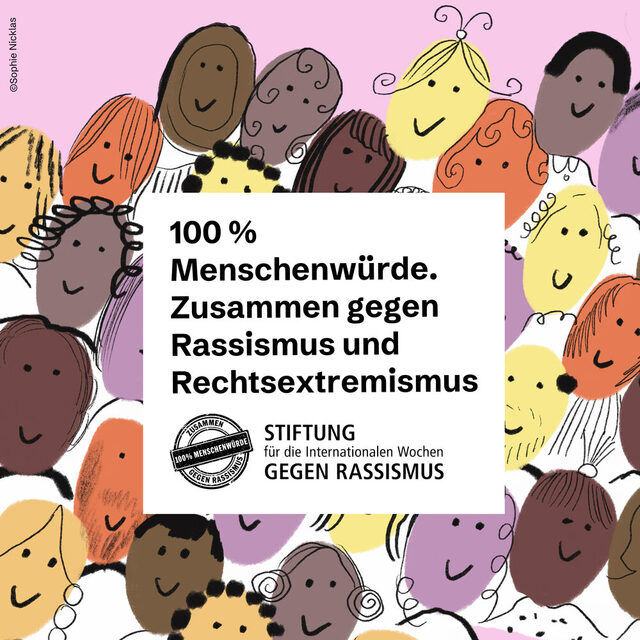 Bunt gezeichnete, lächelnde Gesichter in vielen Hauttönen. 100% Menschenwürde. Zusammen gegen Rassismus und Rechtsextremismu. Logo der Stiftung für die Internationalen Wochen gegen Rassismus
