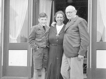 Walter Kaufmann mit seinen Eltern (1937)