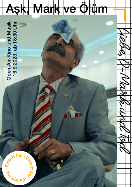 Ein türkischer Mann im Anzug, hat die Augen geschlossen und ein Stück blaues Papier auf der Stirn, darüber steht der Filmtitel Aşk, Mark ve Ölüm / Liebe, D-Mark und Tod