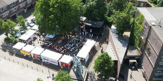 Drohnenaufnahme vom Fest der Vielfalt am Flachsmarkt, zu sehen sind in aufgestellte U-Form aufgestellte Pavillons, vor Kopf eine Bühne und in der Mitte viele Menschen