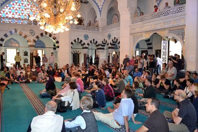 Besucherinnen und Besucher beim Tag der offenen Moschee