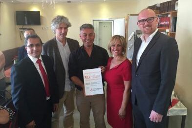 Auszeichnung der AGD für ihr Engagement im Bereich Nachhaltigkeit und Bildung für Nachhaltigkeit; v. l. Zeki Çakır, Co-Vorsitzender AGD, Peter Reichenbach, Komitee-Vorsitzender RCE-Ruhr/ UN University, M. Ali Yaşar, Generalsekretär AGD, Fatma Yaşar, Co-Vorsitzende AGD mit Oberbürgermeister Sören Link