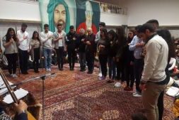 Gemeindemitglieder während einer Cem-Zeremonie