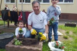 Jährliche Pflanzaktion mit Familie vor dem Gemeindehaus