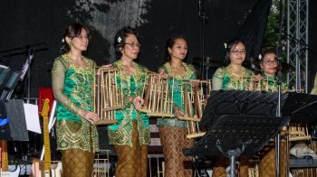 Angklung Ruhr – die Bambus-Instrumentengruppe der Deutsch-Indonesischen Gesellschaft während eines Auftritts im Duisburger Innenhafen