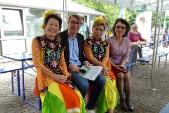 Tanzduo Kharisma Dewi mit dem Leiter des Kommunalen Integrationszentrums, Marijo Terzic, und Sumiati Lalo