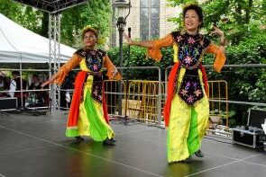 Tanzformation Kharisma Dewi beim Fest der Kulturen im Duisburger Innenhafen