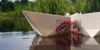 Papierboote im Wasser