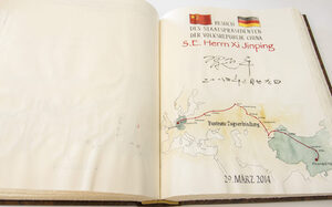 Aufgeschlagenes Goldenes Buch - Eintrag chinesischer Besuch