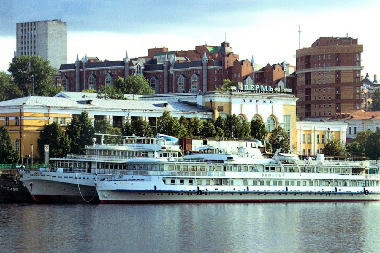 Sicht auf Altstadt Perms vom Wasser aus (Schiffe, alte Häuser)