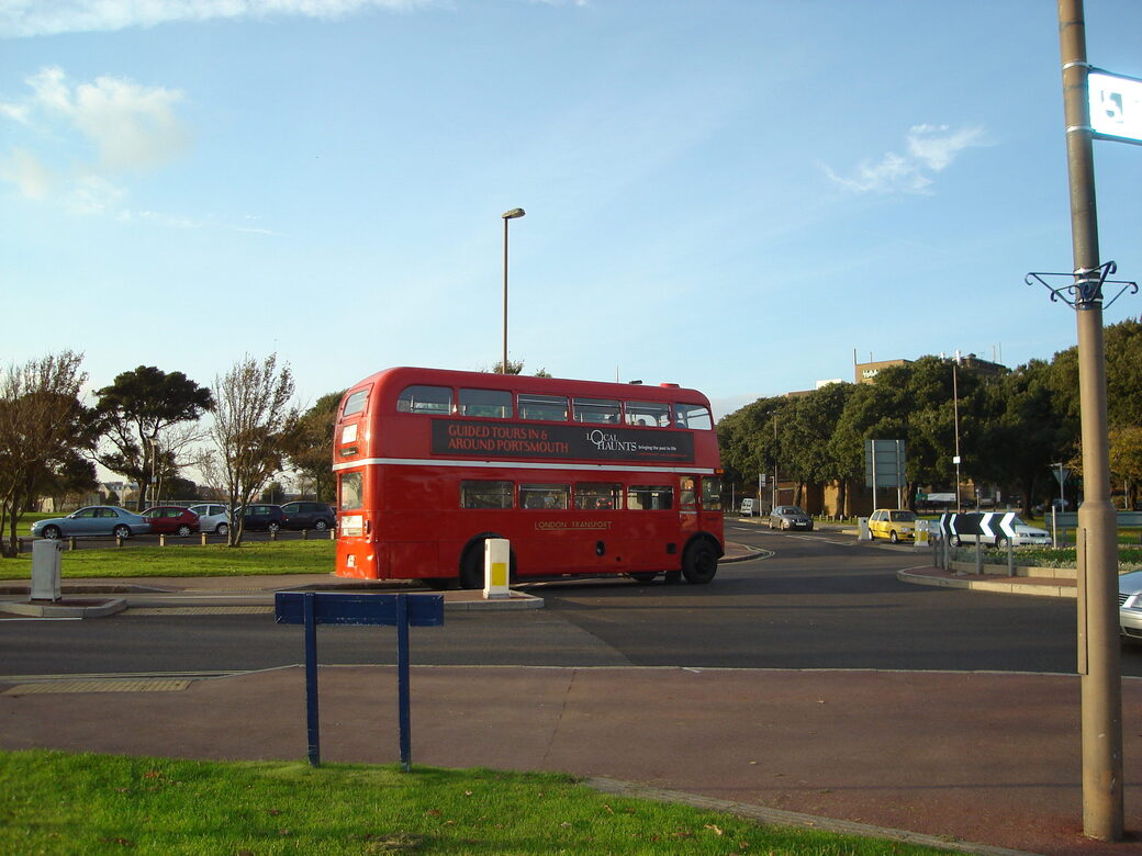 Portsmouth Straße mit rotem Doppeldecker-Bus