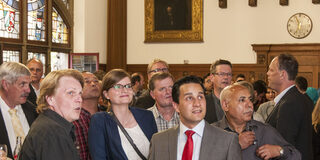 Gespannte Gesichter warten auf die Ergebnisse während einer Wahl