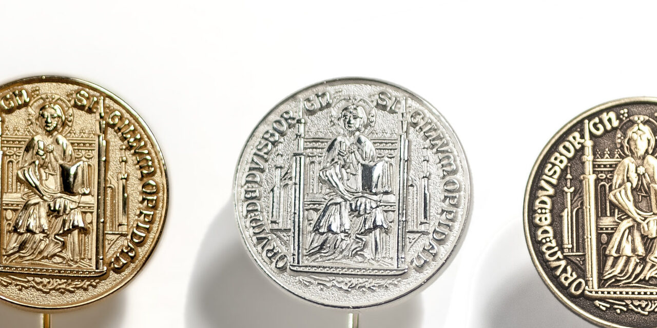 Drei Ehrensiegelpins