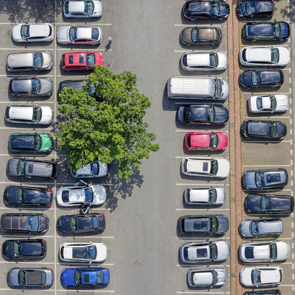 Luftaufnahme Parkplatz mit Autos