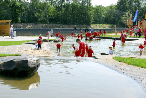 Kinder spielen am Wasserspielplatz Wedau