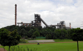 Schwelgernstadion mit Hochofenkulisse