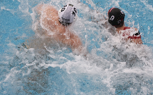 Zwei Wasserballer in Aktion