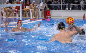 Wasserballer beim Angriff auf das gegnerische Tor