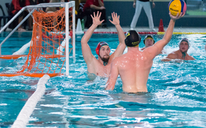 Wasserballspieler setzt zum Torwurf an