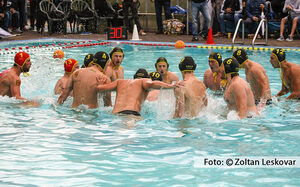 Wasserballteam bespricht seine Taktik