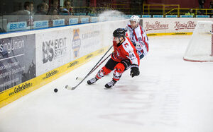 Zwei Spieler im Kampf um den Puck