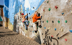 Kletterwand im RheinPark
