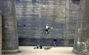 Kletterer in einem Erzbunker des Landschaftspark Duisburg-Nord