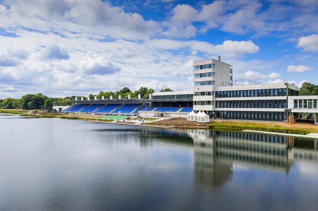 Zuschauertribüne mit Regattahaus