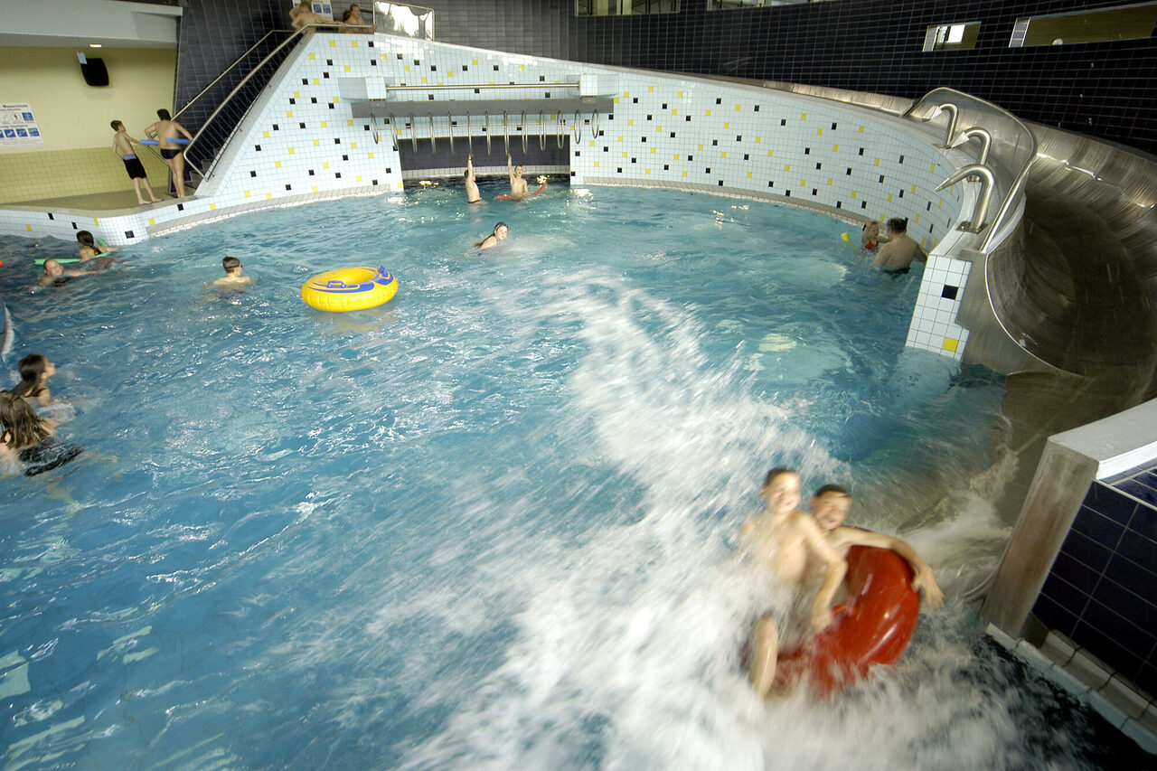 Rhein-Ruhr-Bad, rutschende Kinder plumpsen ins Wasser