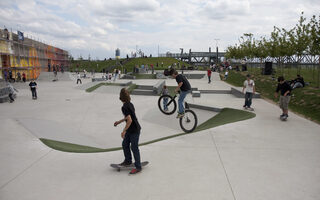 Biker auf Skateanlage im RheinPark