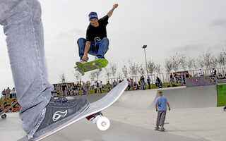 "fliegender" Skateboardfahrer in Halfpipe