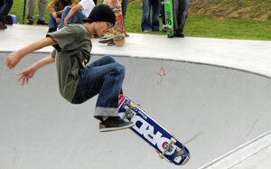 Skateboard-Fahrer in Halfpipe