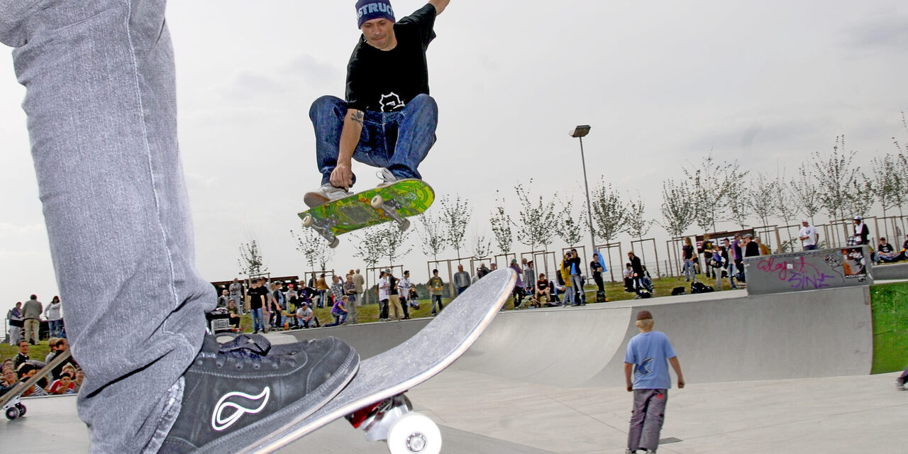 Skateboardfahrer auf der Halfpipe